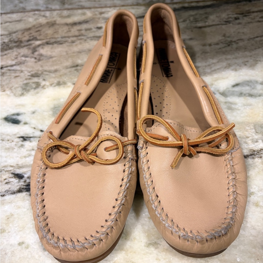 Minnetonka Women's Light Brown Moccasins